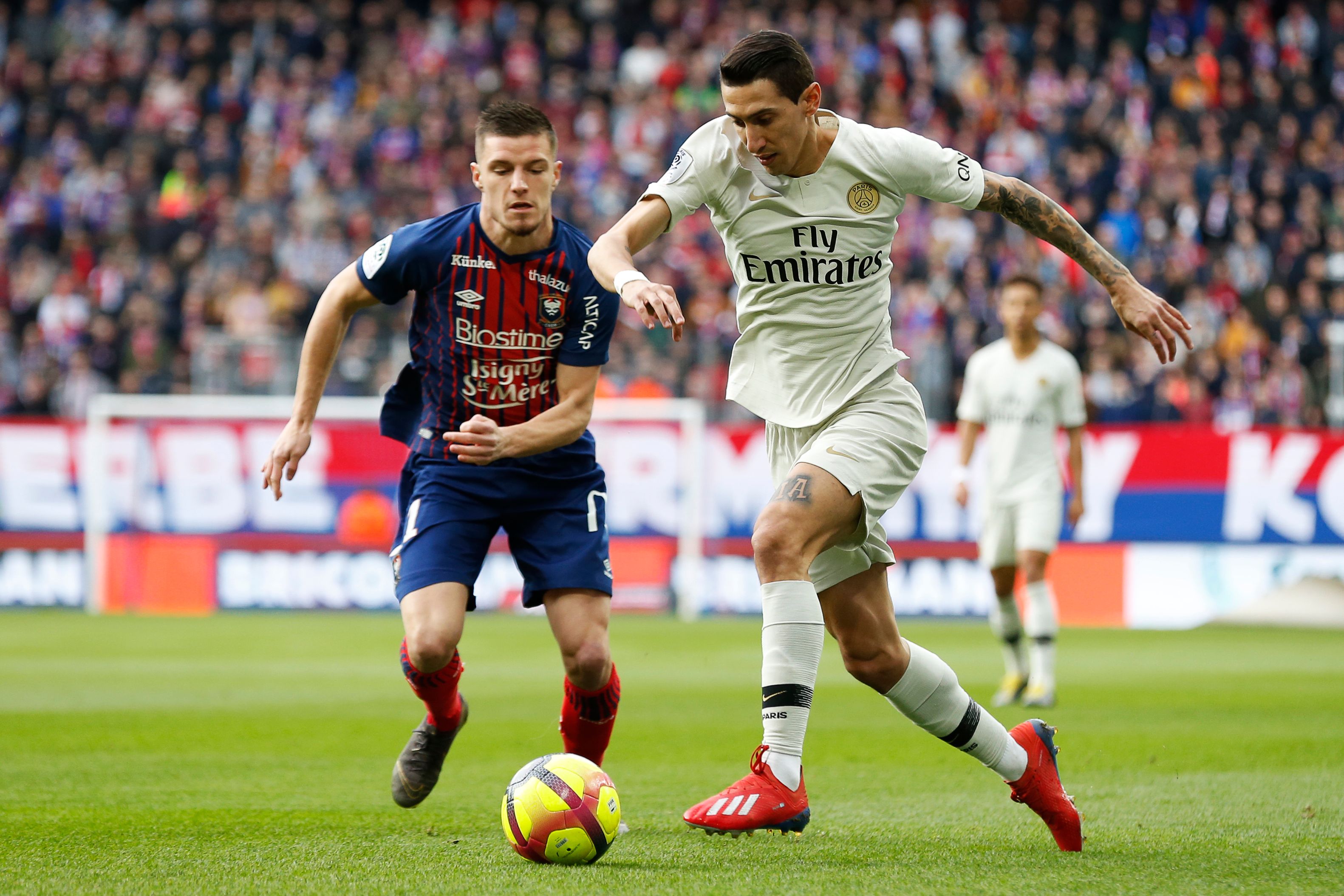 卫报：水晶宫坚持买埃泽必须付解约金，而且要预付一半（卫报：水晶宫要求买家触发埃泽解约条款，并预付一半费用）