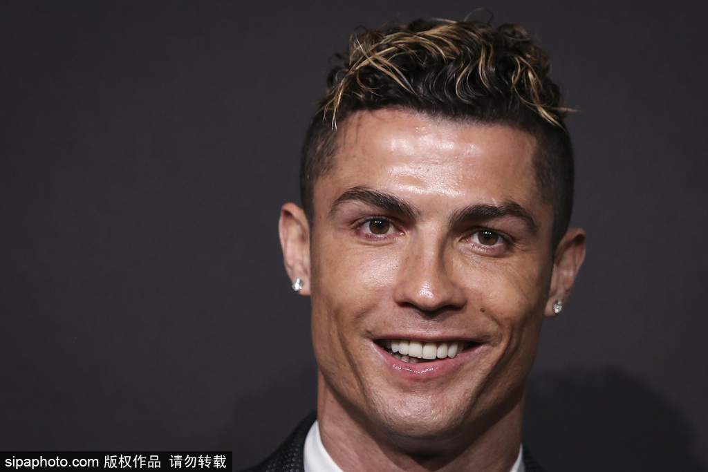 圣吉罗斯主帅：我们展现出了勇气和激情，对球队表现感到满意（圣吉罗斯主帅：球队展现勇气与激情，我对表现很满意）