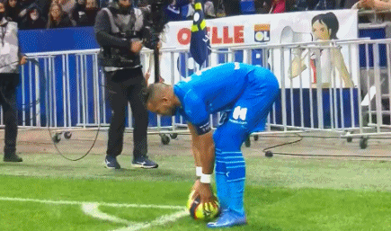 欧文突破两人防守完成得分