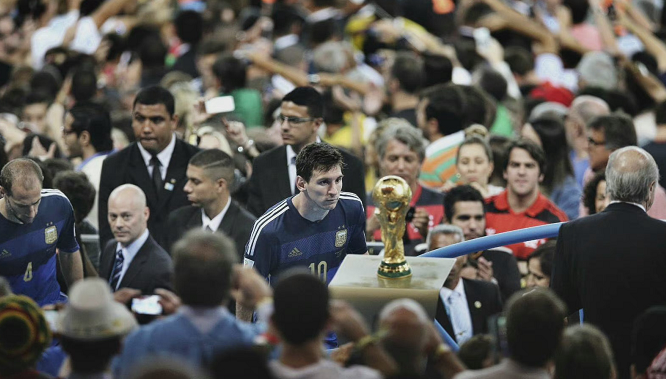 执法有温度，马宁在点球大战结束后，安慰南通队失点队员（温情执法：点球大战后，马宁安慰南通失点球员）