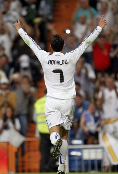 范迪克直言萨拉赫替补：利物浦没有“免检卡”，巨星也需证明自己（范迪克谈萨拉赫坐板凳：利物浦无特权，球星也得拿表现说话）