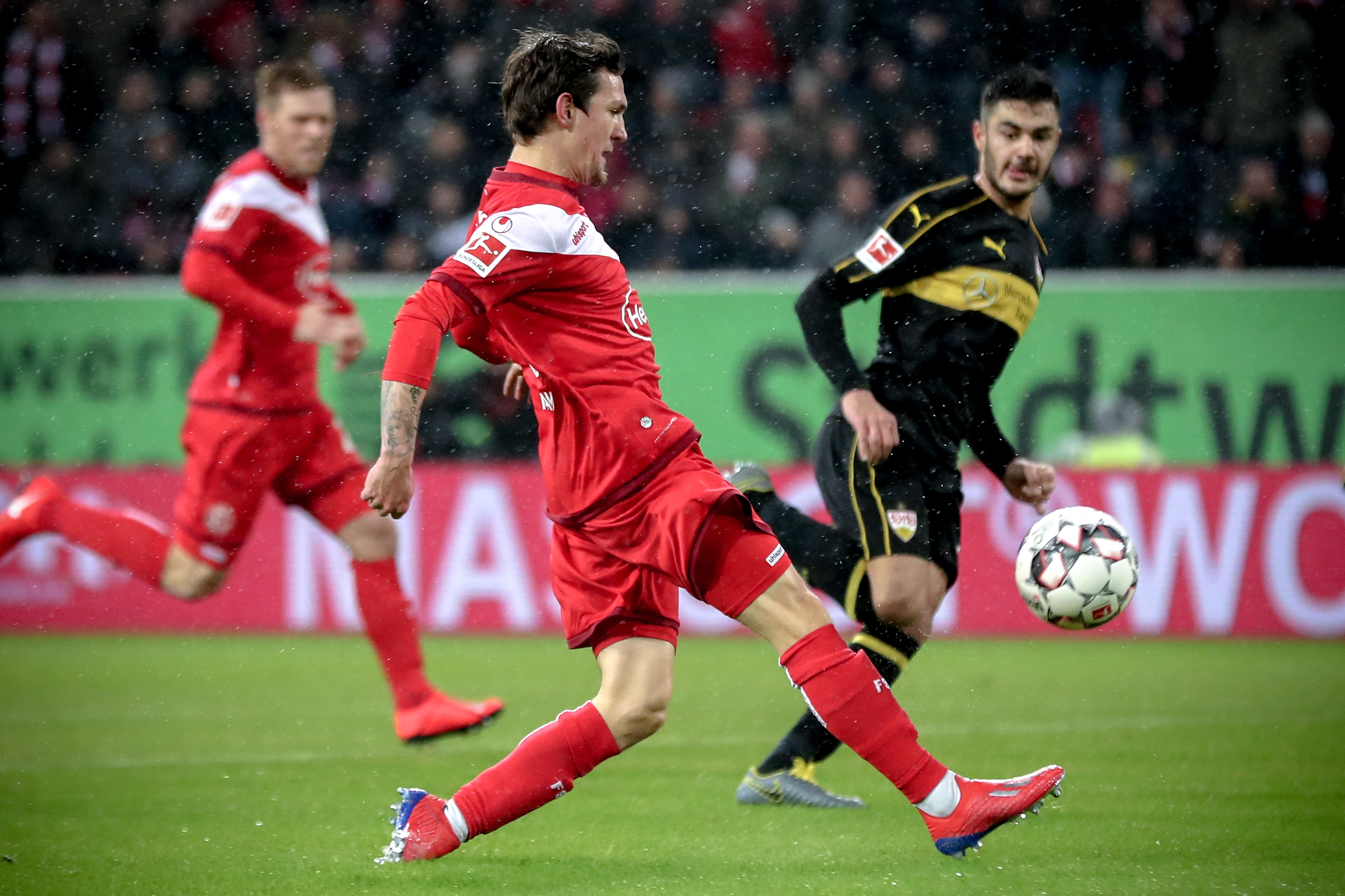 记者：王刚伤情比想象中好，侯森缝了20多针坐火车返京（记者称王刚伤势好于预期，侯森缝20余针已乘火车回京）