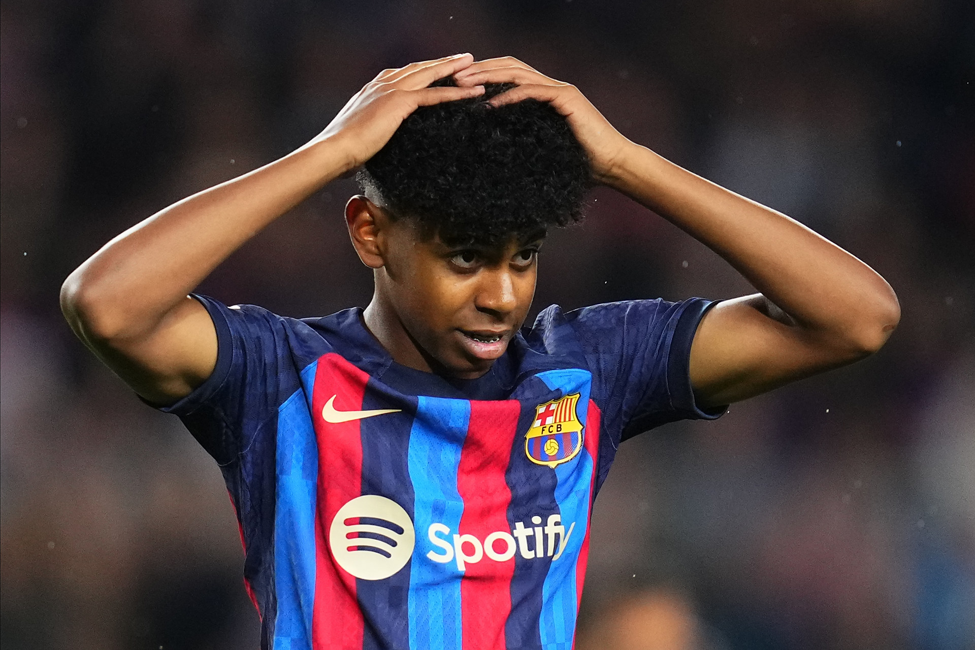 横看成岭侧成峰，乔治娜晒出差照秀出傲人身材（换个角度皆风景，乔治娜晒差旅美照尽显好身材）