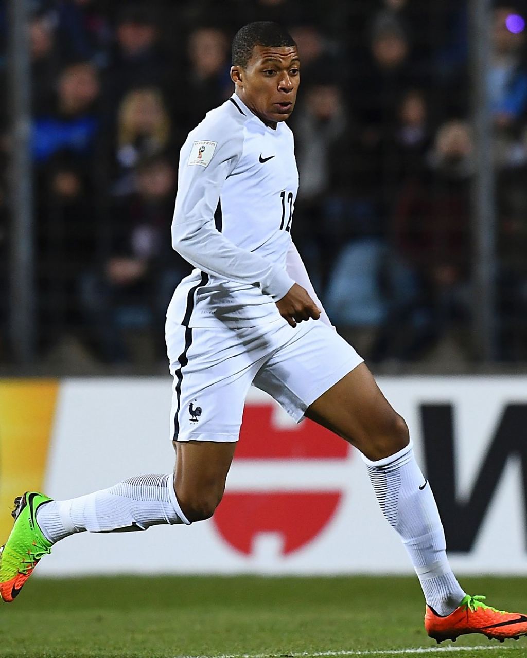 U21女排世锦赛：中国女排晋级，与美国队巅峰对决锁定小组第一（U21女排世锦赛：中国女排出线，将战美国争夺小组头名）